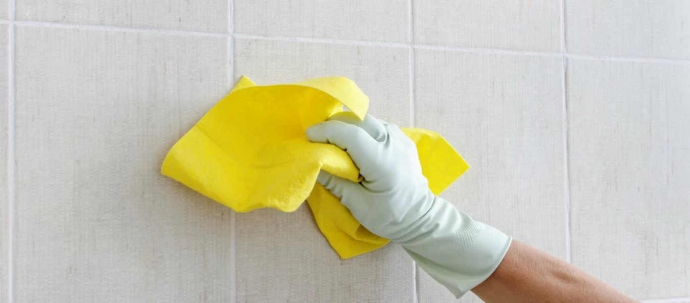 Θα σας «λύσει» τα χέρια: Αυτό είναι το κόλπο που υπόσχεται να απομακρύνει τη μούχλα από τα πλακάκια του μπάνιου